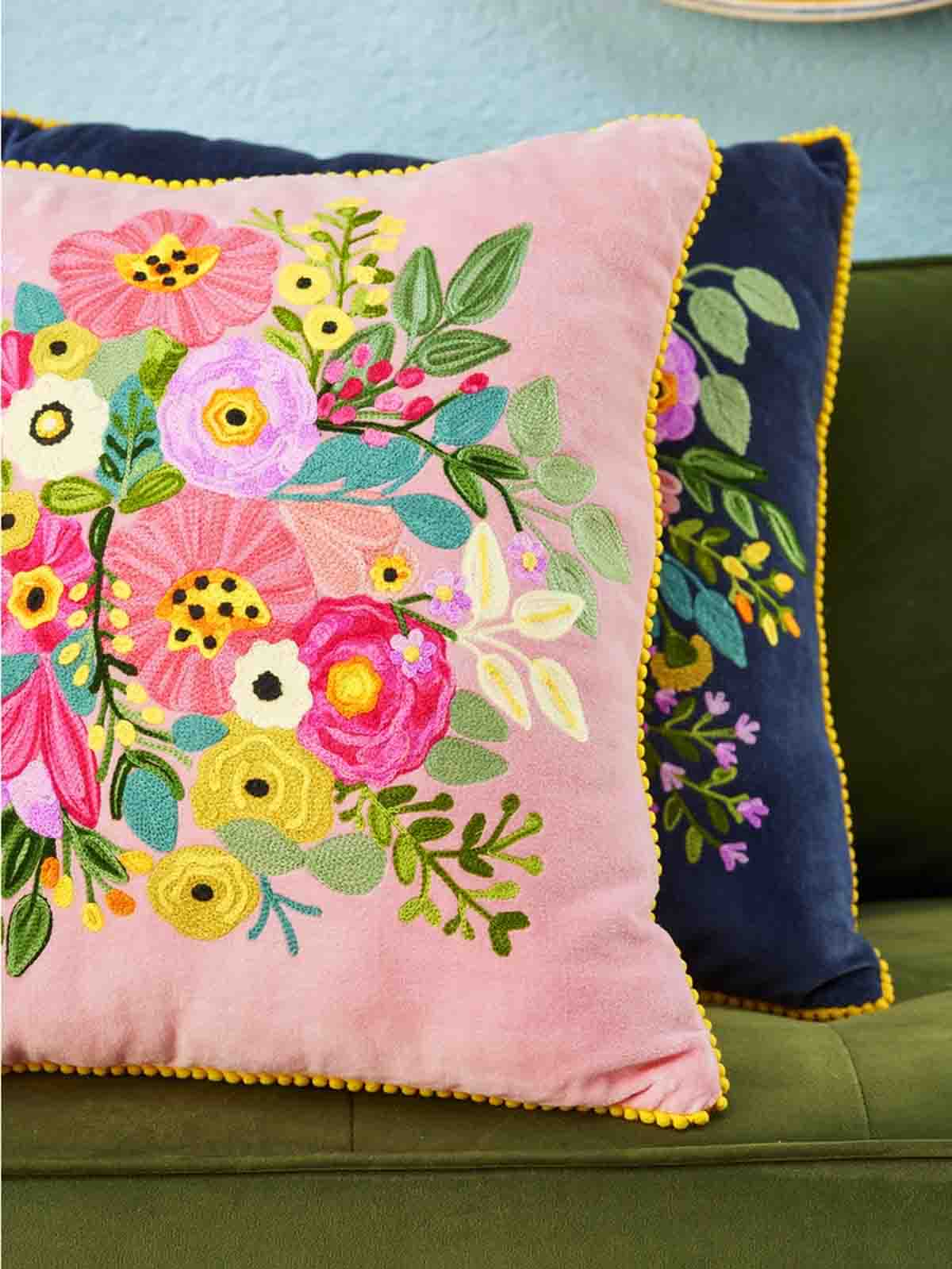 remix från Sofia med broderi med blommor på rosa sammet