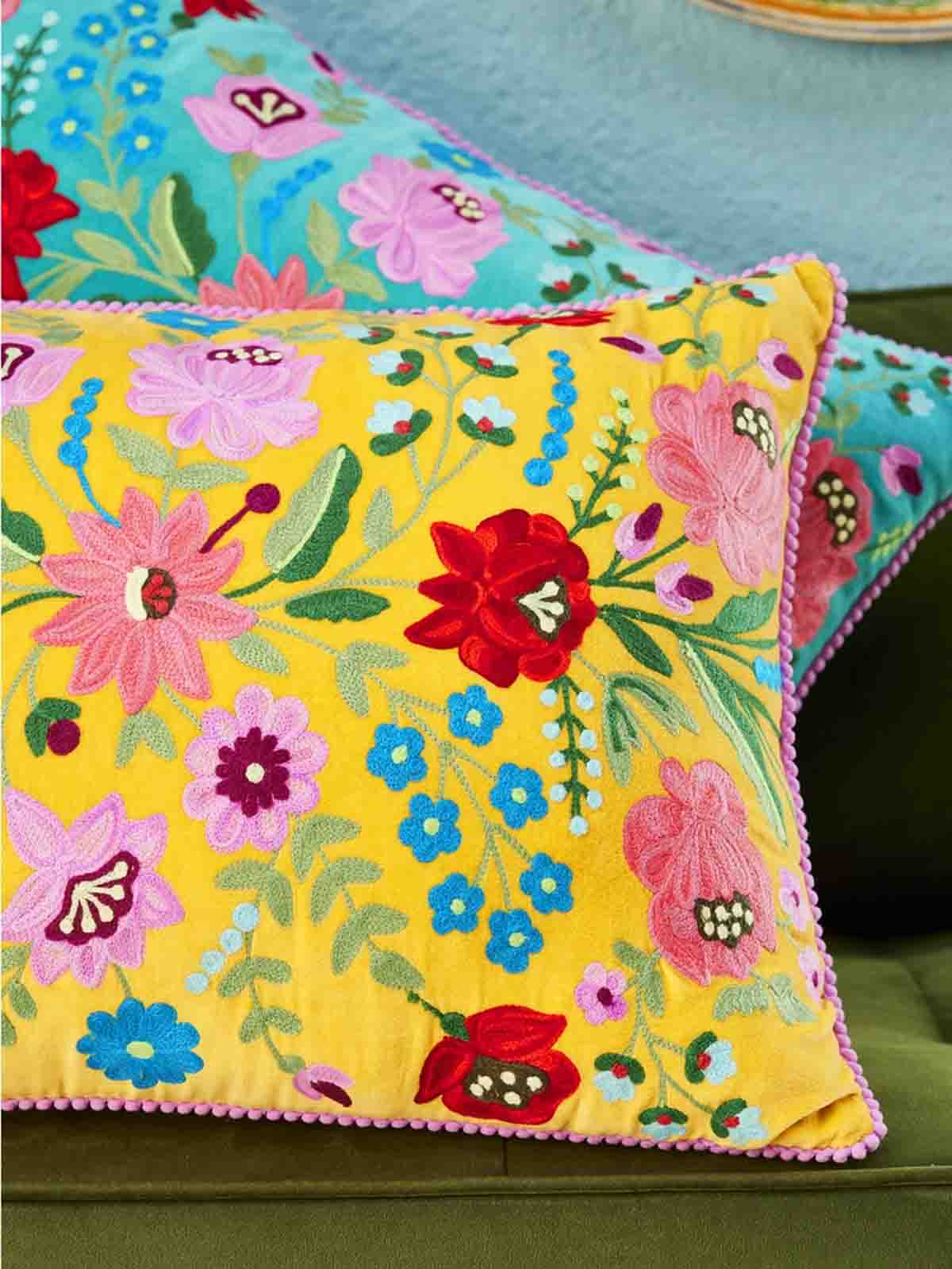 remix av Sofia-kudden med broderi med blommor på gul sammet