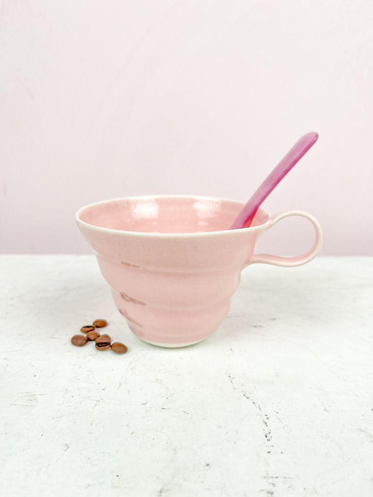 rikke mandelen keramisk spiralkopp med handtag i rosa, kaffekopp i porslin, remix från Sofia.