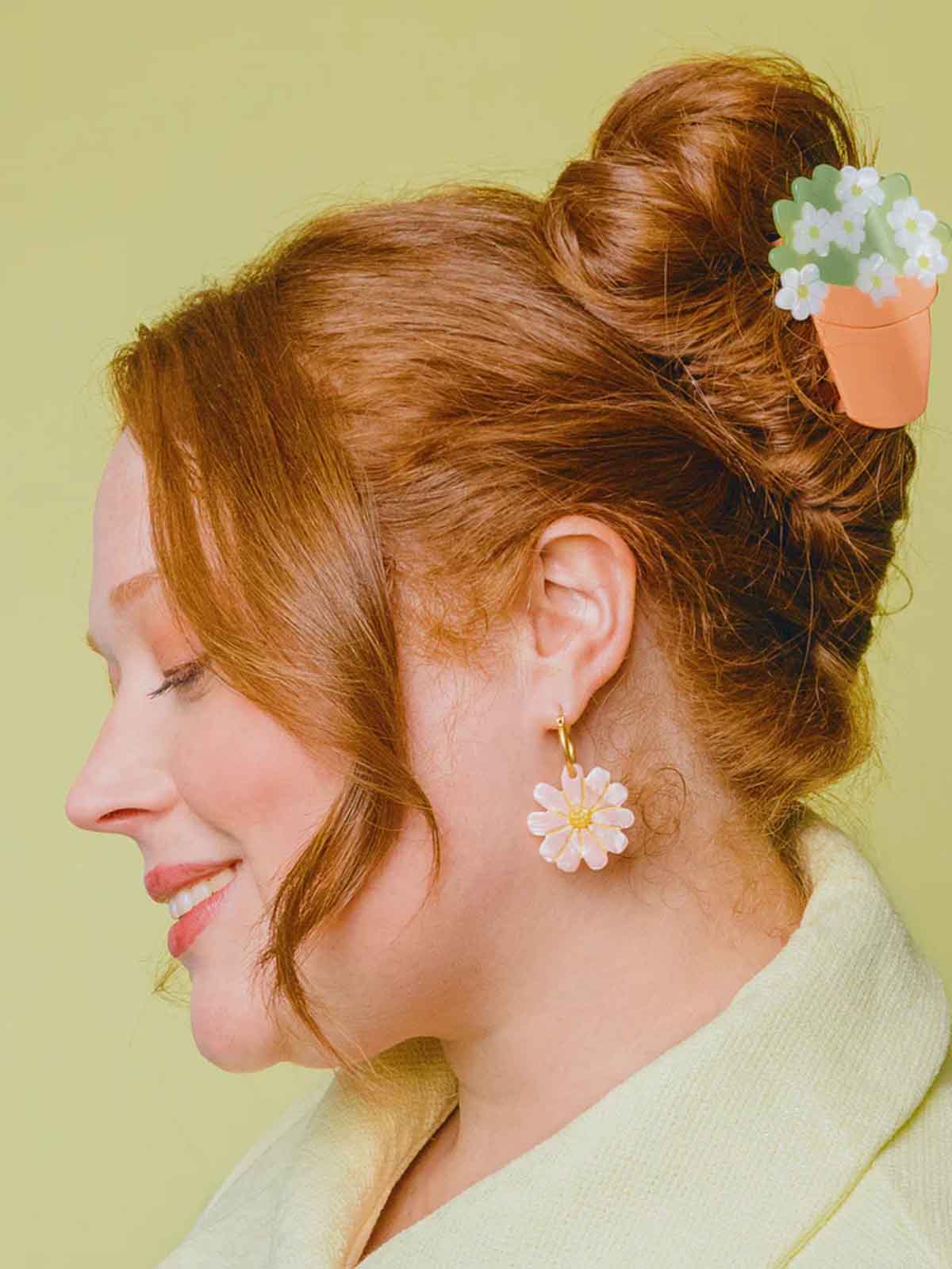 cou cou suzette hårklipp blomkruka med vita blommor
