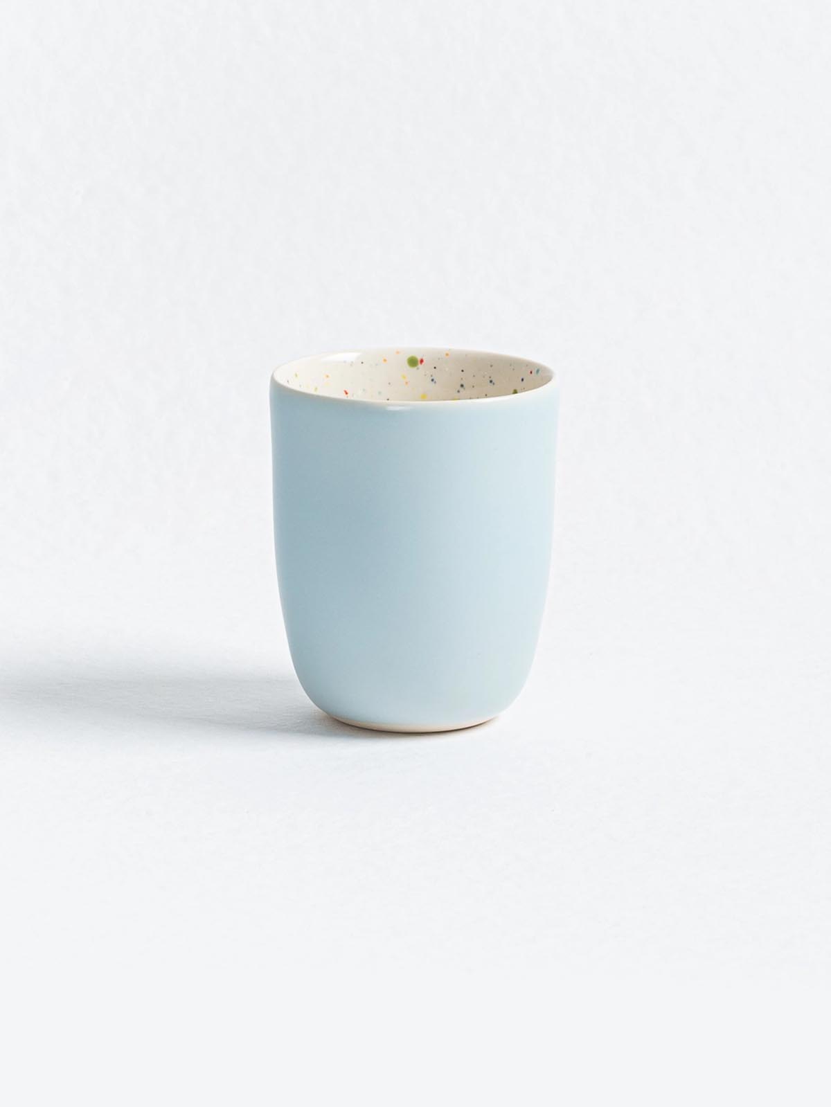 ägg hemma - en babyblå mugg