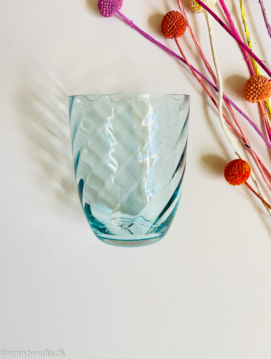 Virvlande glas i ljus aqua från Anna von Lipa