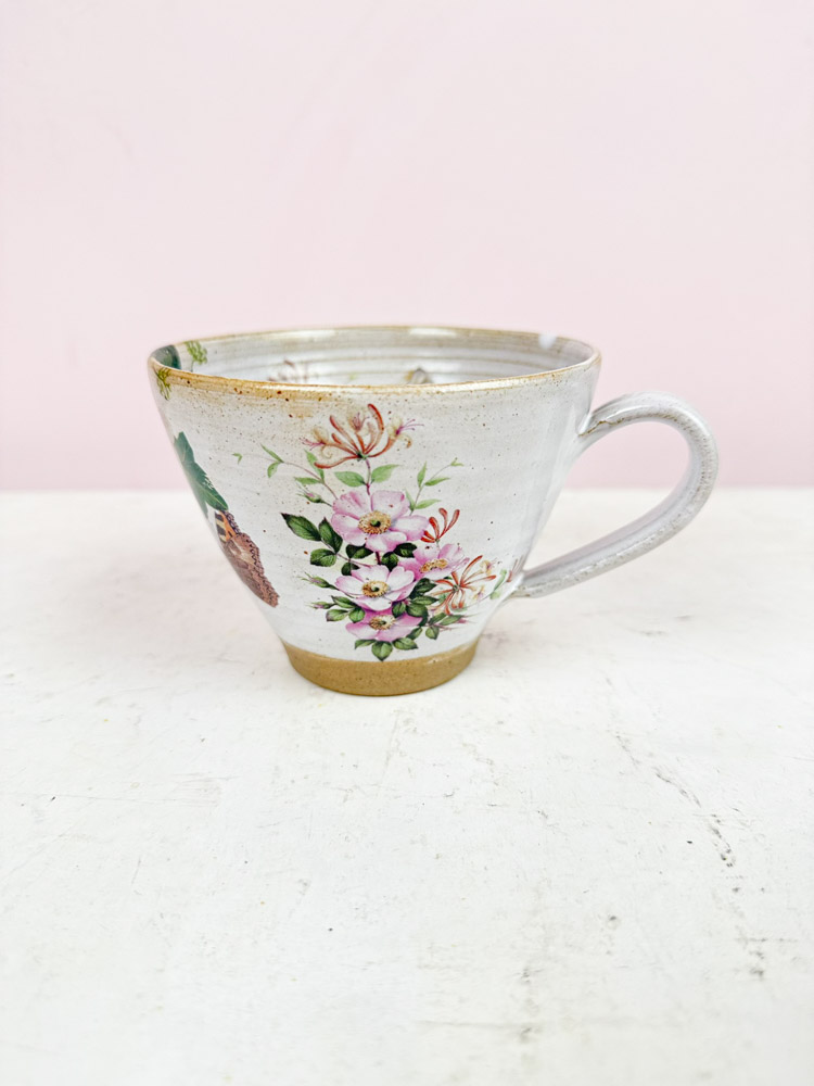 kopp med handtag i stengods - av Sofia Korolina vit med blommor