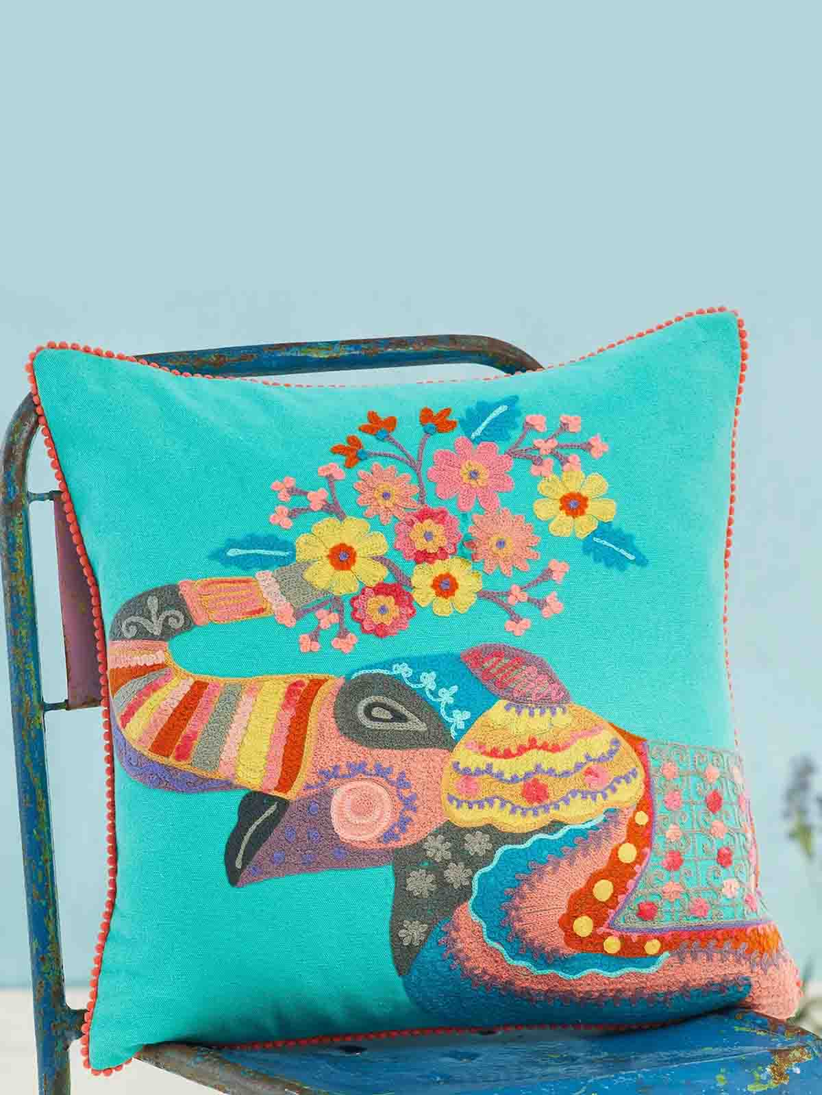 kudd med broderad elefant