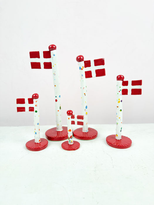 lera lek keramiska flaggan med röd bas