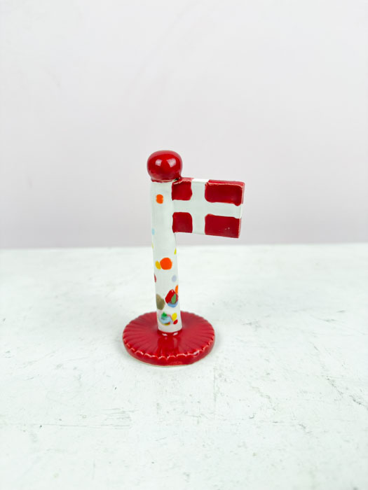 lera lek keramiska flaggan med röd bas