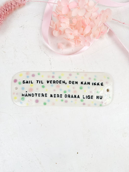 Skyltar för dörren/väggen "Smil till världen" - Pastellprickar