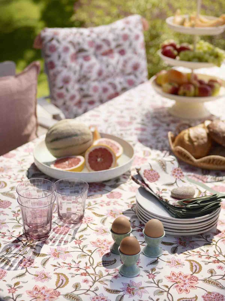 bungalow bordsduk med blommor