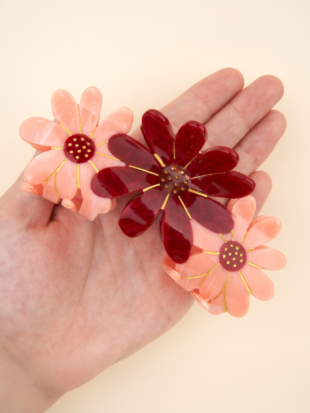 Alternativ syn på hårklippningar – 3 blommor i rosa och vinrött.