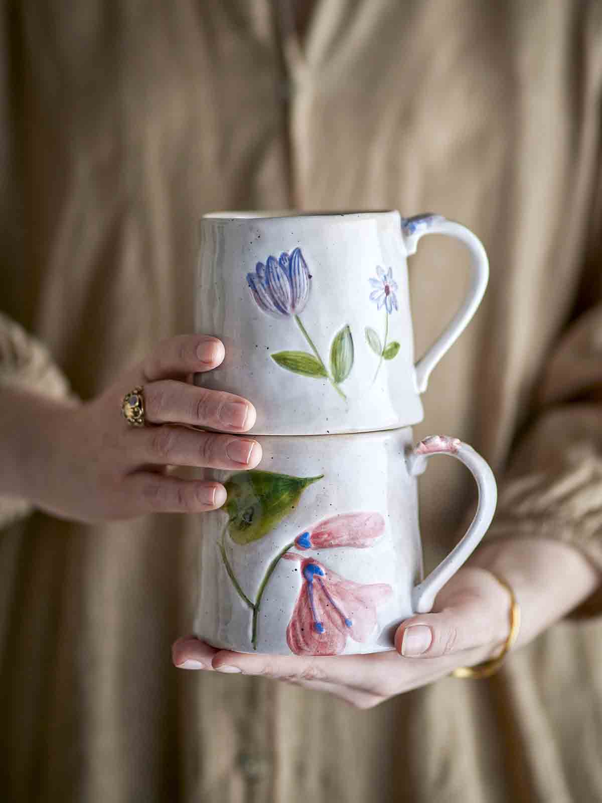 Alternativ bild av Kop & quot;Camilla& quot; med blått blommotiv